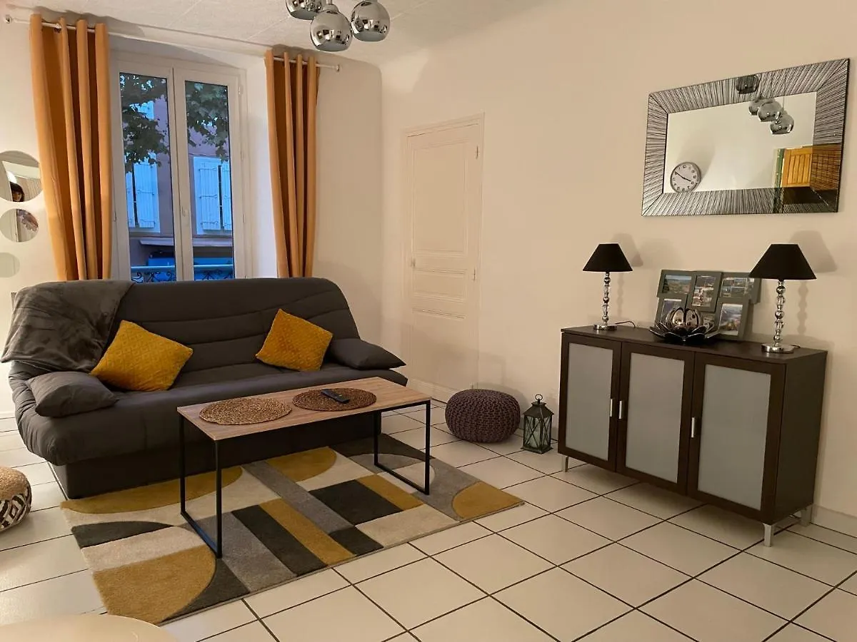 Appartement T2 Plein Centre Au 1Er Etage Avec Parking Prive à Millau