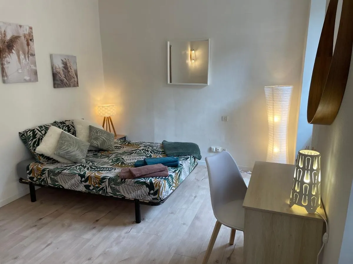 Appartement T2 Plein Centre Au 1Er Etage Avec Parking Prive à Millau